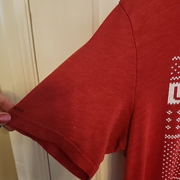 Size Small Under Armour Red Holiday T-Shirt Short Sleeve - Picture 4 of 7
